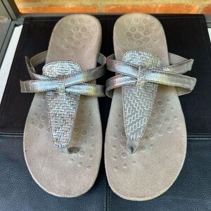 Vionic Womens Karley Leather Thong Slide Silver Tumbled Sandals 10